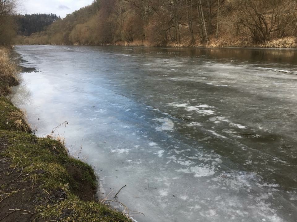 Na co si dávat bacha, než stoupnete na zamrzlý rybník nebo řeku